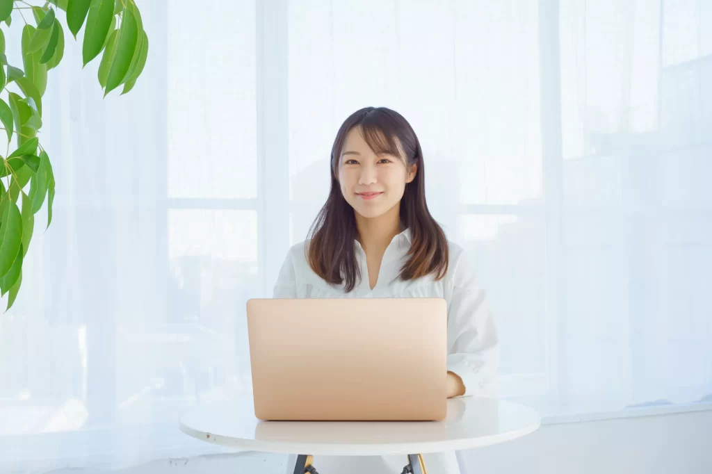 アフィリエイトをしている女性のイメージ画像