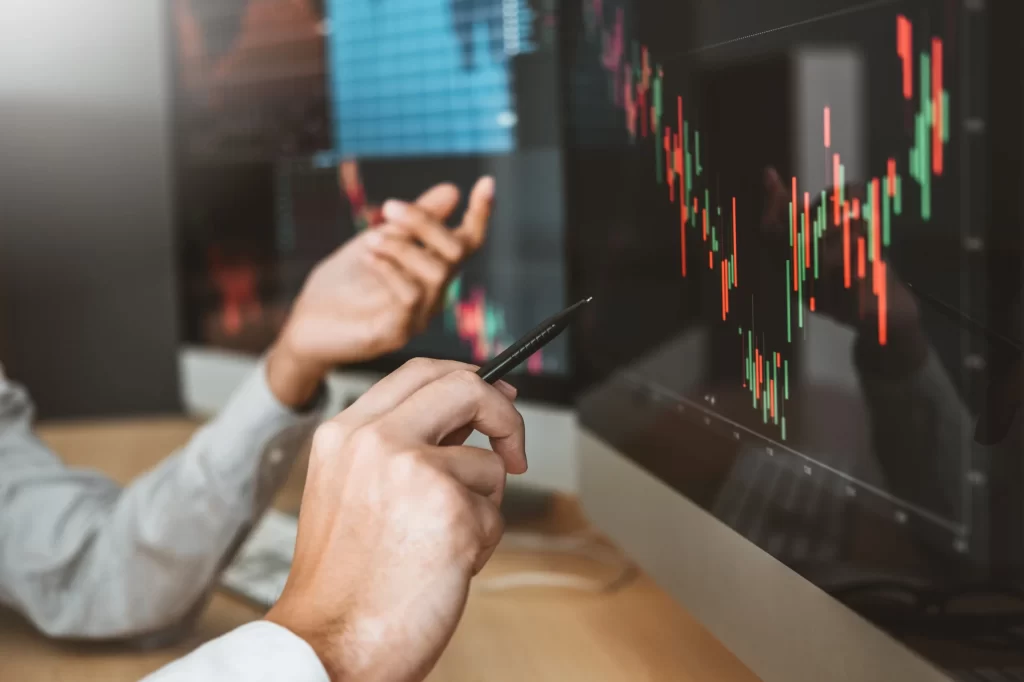 証券口座とは何かを理解し、投資を始めたことで安心して資産形成に取り組む人のイメージ画像