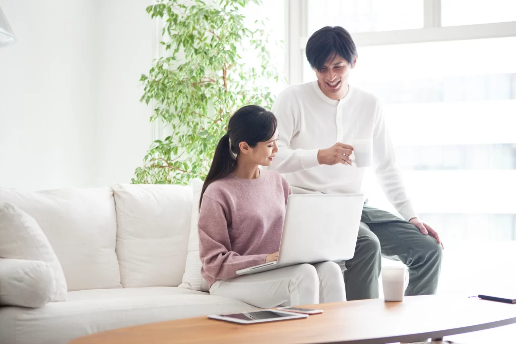 お互いのお金の価値観を理解し合っている夫婦が幸せに暮らしているイメージ画像