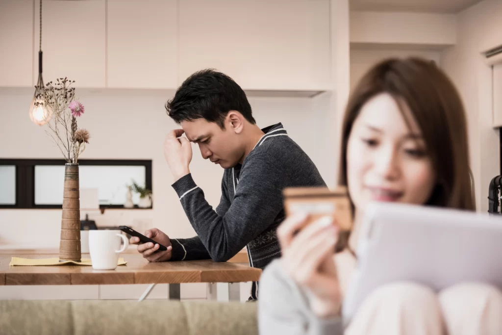 夫婦でお金の話し合いを怖いと思っている男性のイメージ画像