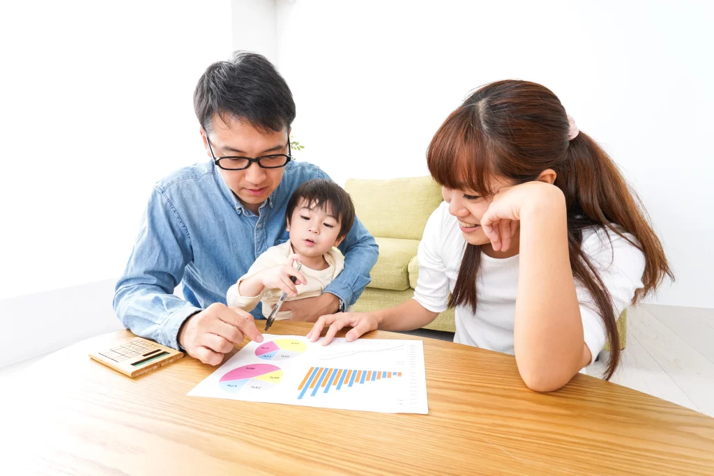家計の固定費を見て、ゆとりある生活の計画を立てている夫婦のイメージ画像