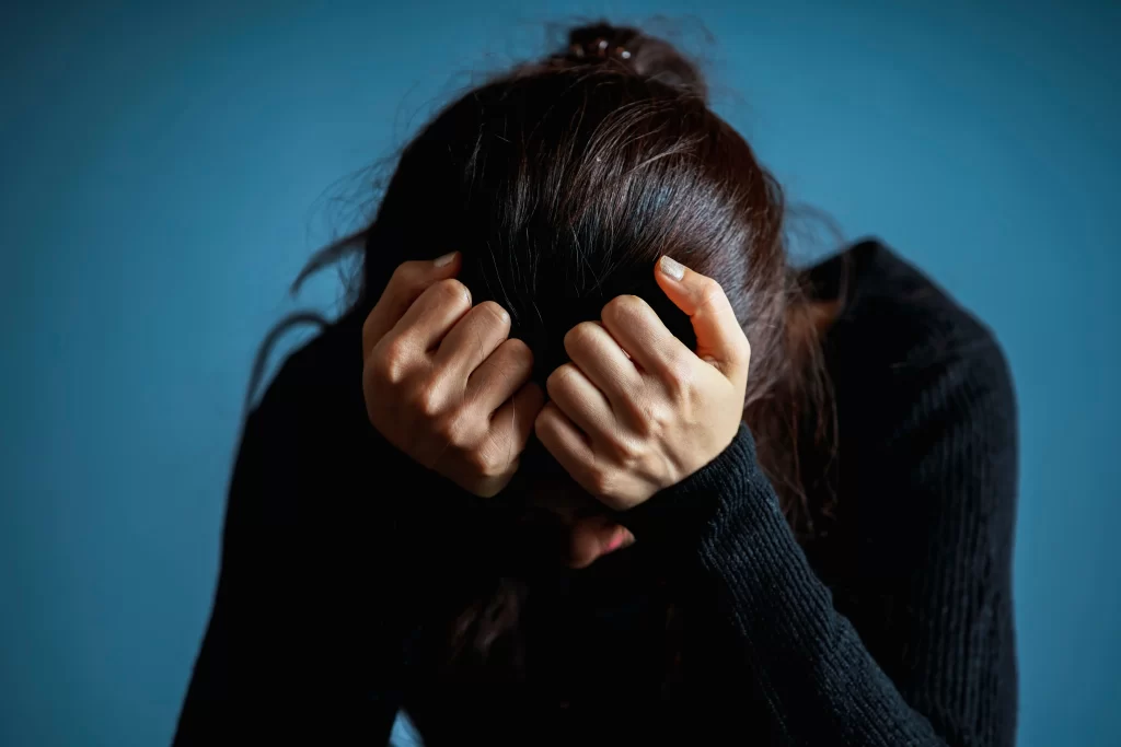 投資が続かない理由があり、頭を抱える女性のイメージ画像