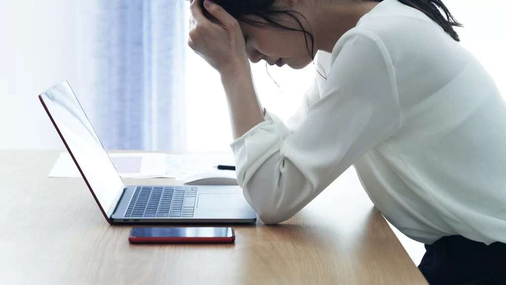 共働きでも貯金できずに頭を抱えているママのイメージ画像