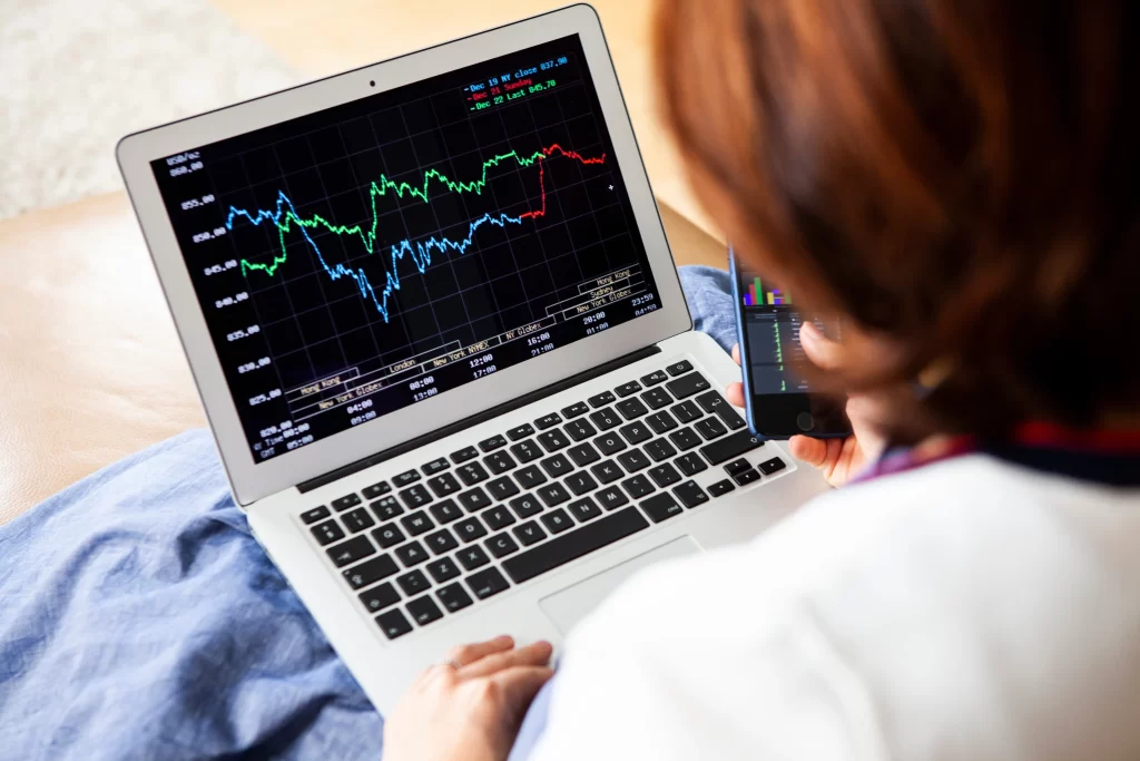 証券口座の開設に必要なものを用意して取引を行おうとしている人のイメージ画像