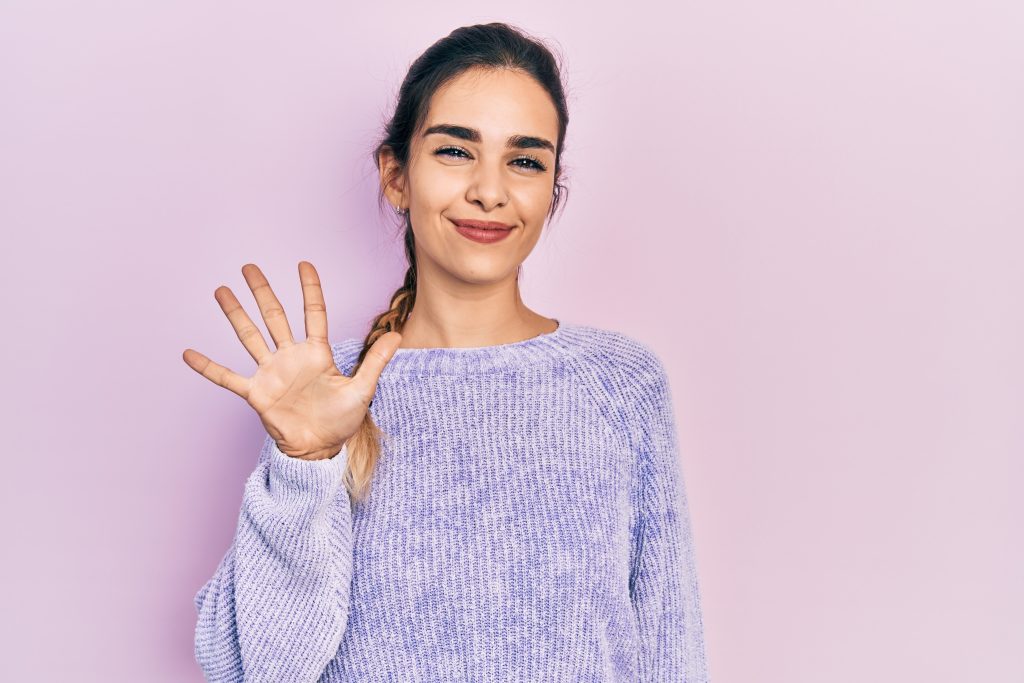 株式投資の始め方5ステップを解説する女性のイメージ画像